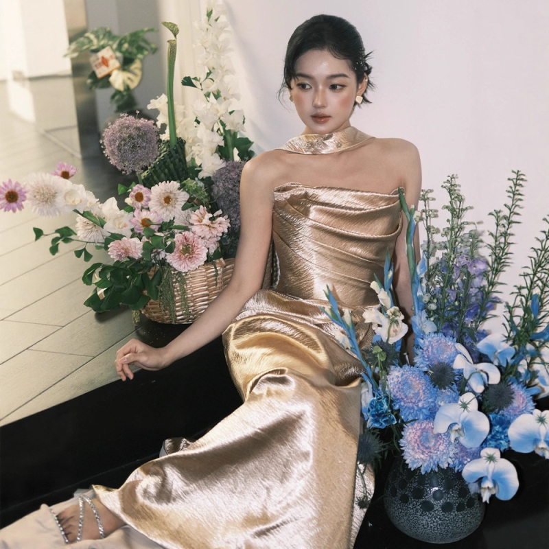 Rochie de mireasă din chenille, siluetă fishtail cu talie strânsă, stil tube-top, lungă, toamnă 2025