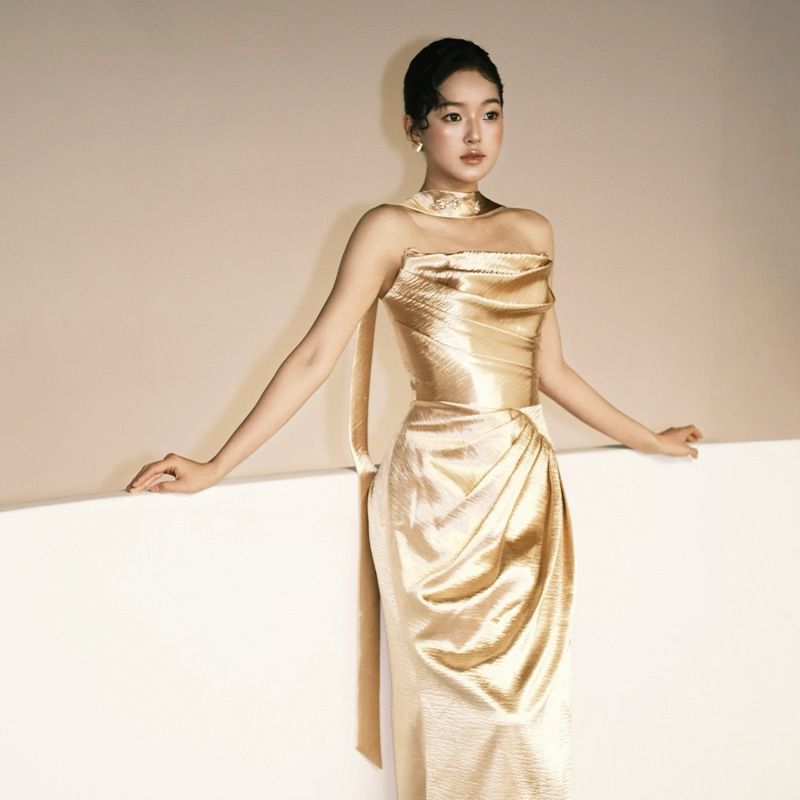 Rochie de mireasă din chenille, siluetă fishtail cu talie strânsă, stil tube-top, lungă, toamnă 2025