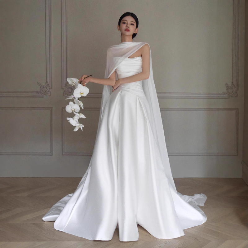 Elegantna satenska vjenčana haljina bez naramenica, francuskog stila top, bijeli dugi šlep i veo, pogodna za zaruke i prijem.