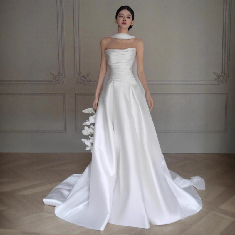 Elegantna satenska vjenčana haljina bez naramenica, francuskog stila top, bijeli dugi šlep i veo, pogodna za zaruke i prijem.