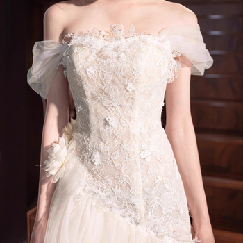 Rochie de mireasă cu siluetă sirenă (fishtail), cu un umăr, fără mâneci, talie înaltă, croială slim-fit