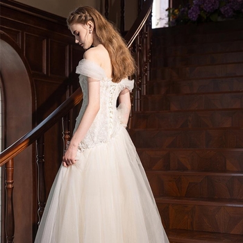 Rochie de mireasă cu siluetă sirenă (fishtail), cu un umăr, fără mâneci, talie înaltă, croială slim-fit