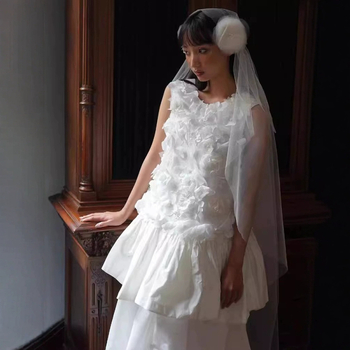 Rochie de mireasă în stil franțuzesc, ușoară, croială A-line, fără mâneci, decolteu în V adânc, fustă lungă, din poliester