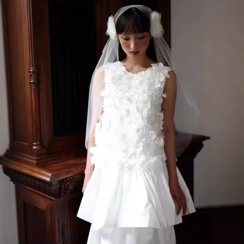 Rochie de mireasă în stil franțuzesc, ușoară, croială A-line, fără mâneci, decolteu în V adânc, fustă lungă, din poliester