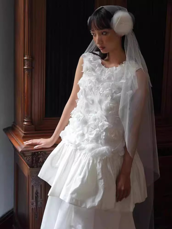 Rochie de mireasă în stil franțuzesc, ușoară, croială A-line, fără mâneci, decolteu în V adânc, fustă lungă, din poliester