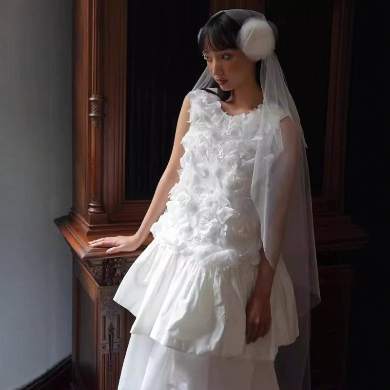 Rochie de mireasă în stil franțuzesc, ușoară, croială A-line, fără mâneci, decolteu în V adânc, fustă lungă, din poliester