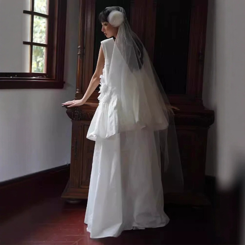 Rochie de mireasă în stil franțuzesc, ușoară, croială A-line, fără mâneci, decolteu în V adânc, fustă lungă, din poliester