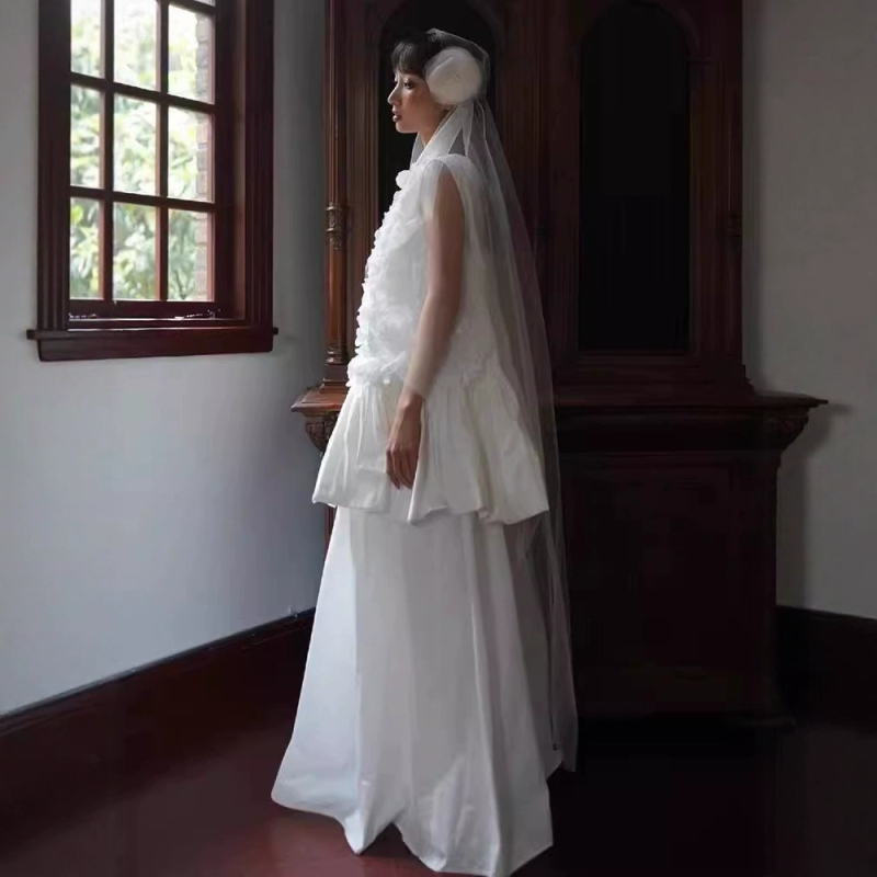 Rochie de mireasă în stil franțuzesc, ușoară, croială A-line, fără mâneci, decolteu în V adânc, fustă lungă, din poliester