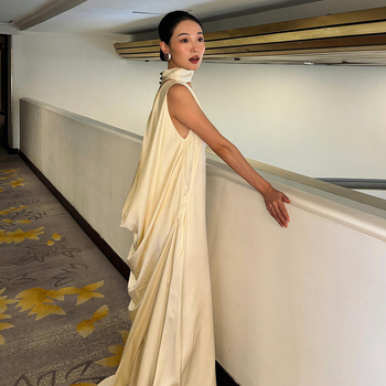 Francia stílusú halter-nyakú selyem menyasszonyi ruha, A-vonal, magas derék, ujjatlan