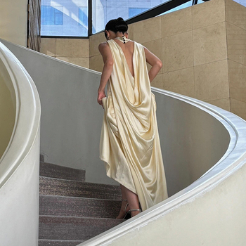 Francia stílusú halter-nyakú selyem menyasszonyi ruha, A-vonal, magas derék, ujjatlan