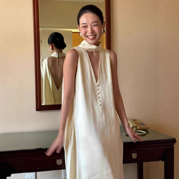 Francia stílusú halter-nyakú selyem menyasszonyi ruha, A-vonal, magas derék, ujjatlan