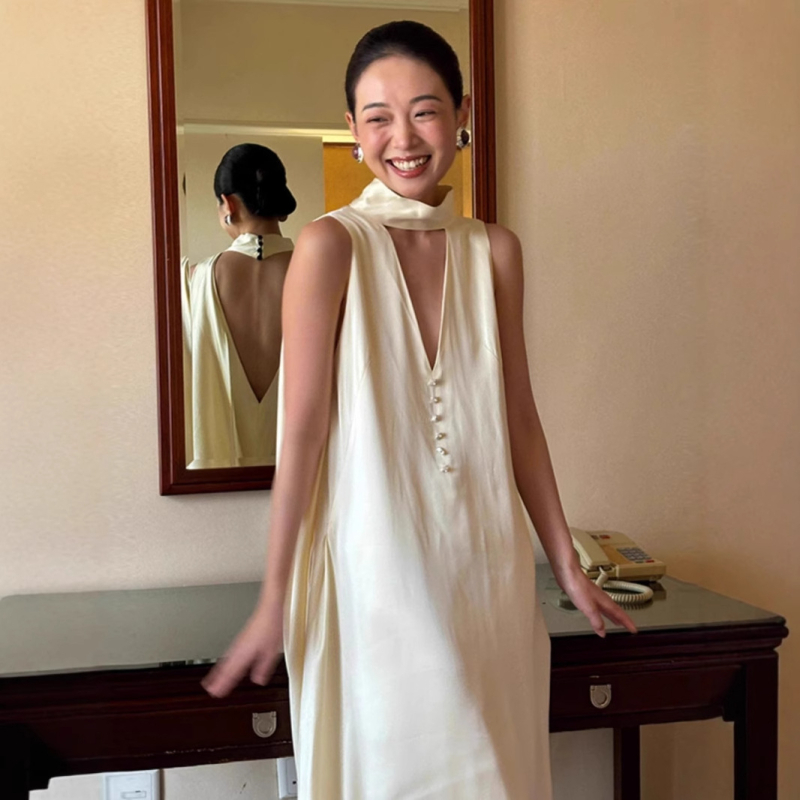 Francia stílusú halter-nyakú selyem menyasszonyi ruha, A-vonal, magas derék, ujjatlan