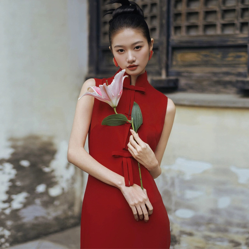 Rochie de seară din amestec acetat-poliester (50-70% din fiecare fibră), talie înaltă, guler în formă de U și dreptunghiular, croială A