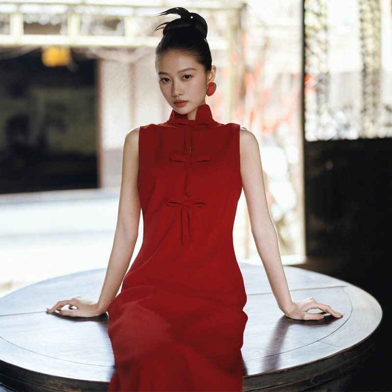 Rochie de seară din amestec acetat-poliester (50-70% din fiecare fibră), talie înaltă, guler în formă de U și dreptunghiular, croială A