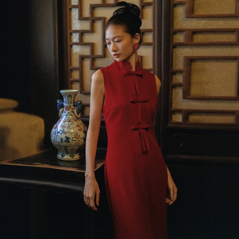 Rochie de seară din amestec acetat-poliester (50-70% din fiecare fibră), talie înaltă, guler în formă de U și dreptunghiular, croială A