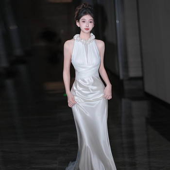 Rochie de mireasă din satin de acetat, croială în A, talie înaltă, fără mâneci, lungă (Țesătură: acetat; Compoziția principală a țesăturii: 70-80% acetat, 70-80% poliester; Siluetă: A-line; Talie: înaltă; Lungime: lungă)