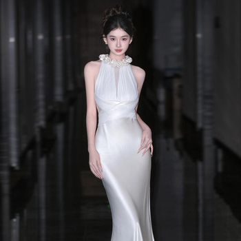 Rochie de mireasă din satin de acetat, croială în A, talie înaltă, fără mâneci, lungă (Țesătură: acetat; Compoziția principală a țesăturii: 70-80% acetat, 70-80% poliester; Siluetă: A-line; Talie: înaltă; Lungime: lungă)