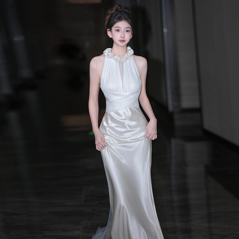 Rochie de mireasă din satin de acetat, croială în A, talie înaltă, fără mâneci, lungă (Țesătură: acetat; Compoziția principală a țesăturii: 70-80% acetat, 70-80% poliester; Siluetă: A-line; Talie: înaltă; Lungime: lungă)