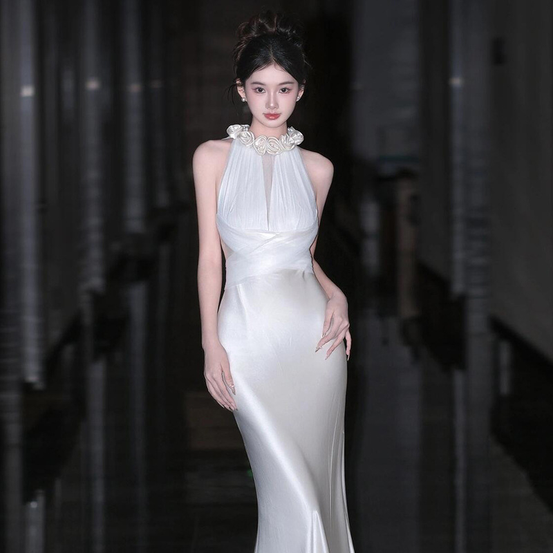 Rochie de mireasă din satin de acetat, croială în A, talie înaltă, fără mâneci, lungă (Țesătură: acetat; Compoziția principală a țesăturii: 70-80% acetat, 70-80% poliester; Siluetă: A-line; Talie: înaltă; Lungime: lungă)