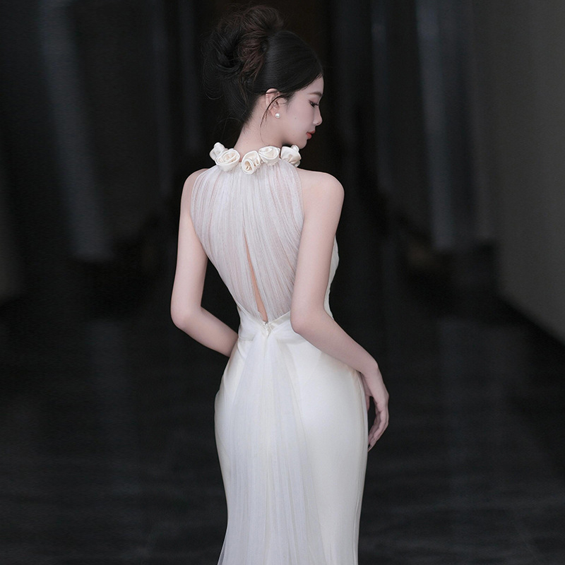 Rochie de mireasă din satin de acetat, croială în A, talie înaltă, fără mâneci, lungă (Țesătură: acetat; Compoziția principală a țesăturii: 70-80% acetat, 70-80% poliester; Siluetă: A-line; Talie: înaltă; Lungime: lungă)