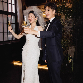 Rochie de mireasă cu stil franțuzesc, primăvara 2025, siluetă sirenă, decolteu adânc în V, fără mâneci, fustă lungă