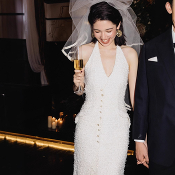 Rochie de mireasă cu stil franțuzesc, primăvara 2025, siluetă sirenă, decolteu adânc în V, fără mâneci, fustă lungă