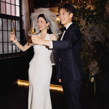 Rochie de mireasă cu stil franțuzesc, primăvara 2025, siluetă sirenă, decolteu adânc în V, fără mâneci, fustă lungă