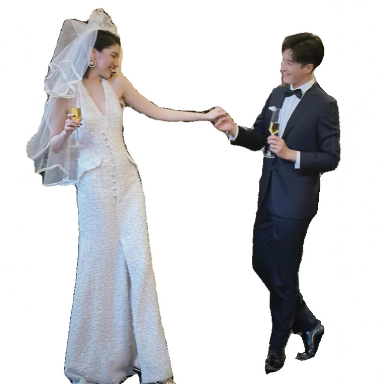 Rochie de mireasă cu stil franțuzesc, primăvara 2025, siluetă sirenă, decolteu adânc în V, fără mâneci, fustă lungă