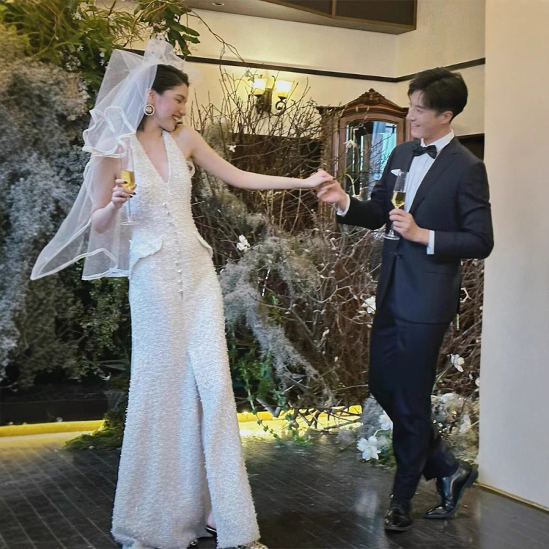 Rochie de mireasă cu stil franțuzesc, primăvara 2025, siluetă sirenă, decolteu adânc în V, fără mâneci, fustă lungă