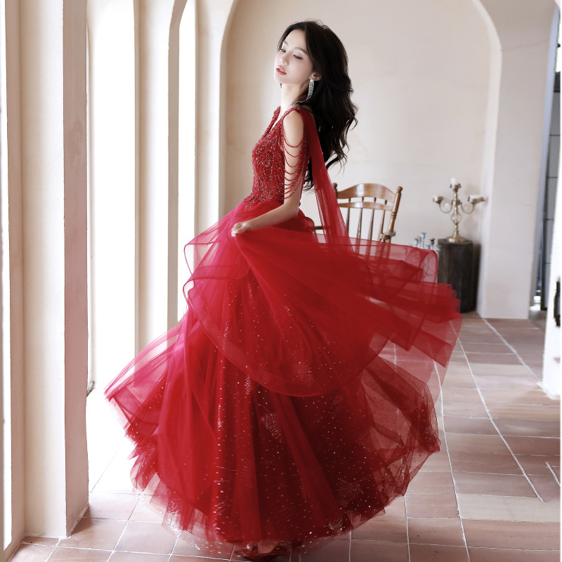 Crvena večernja haljina, duboki V-izrez, bez rukava, A-liniijski kroj, duga suknja, visok struk