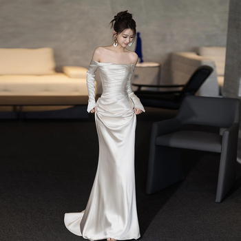 Rochie de mireasă cu un umăr, satin, siluetă sirenă cu talie accentuată, lungă, cu mâneci lungi