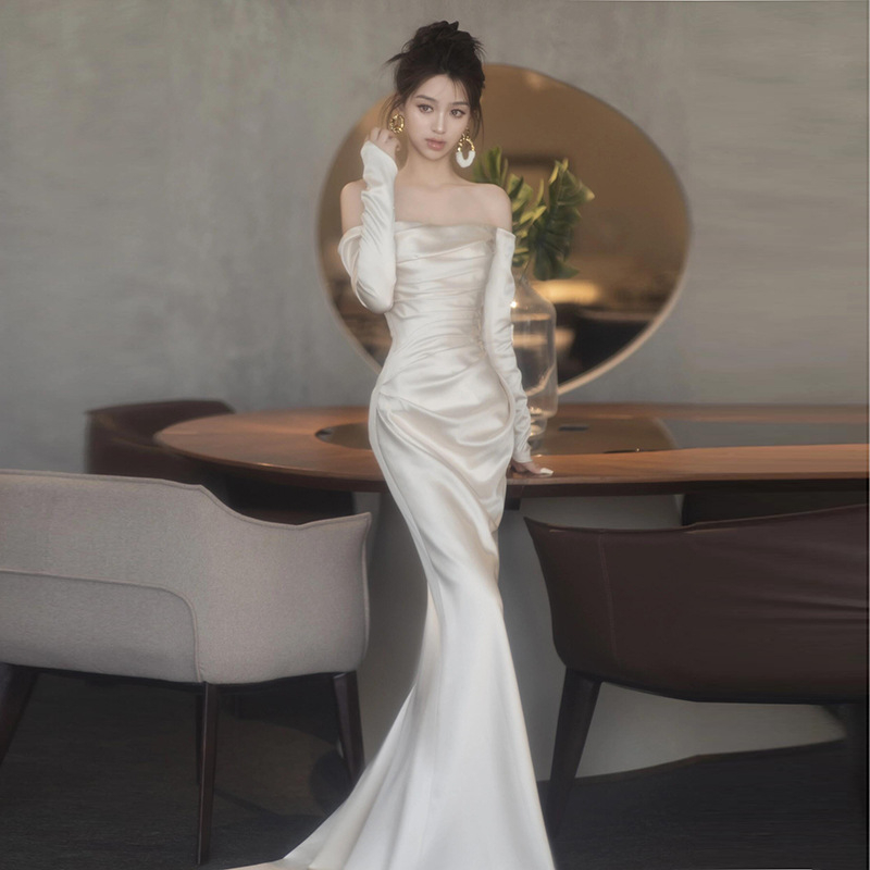 Rochie de mireasă cu un umăr, satin, siluetă sirenă cu talie accentuată, lungă, cu mâneci lungi