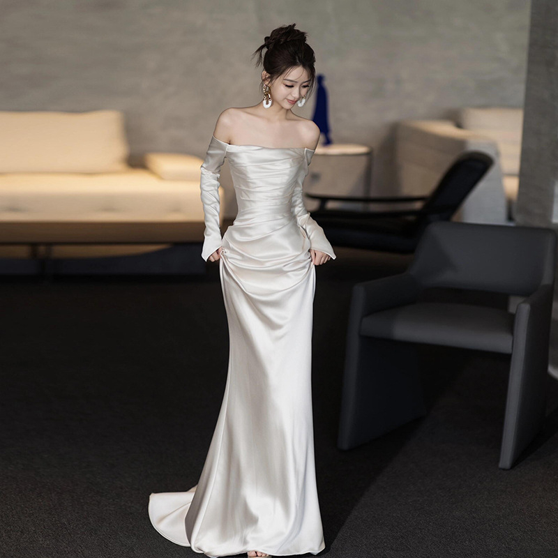 Rochie de mireasă cu un umăr, satin, siluetă sirenă cu talie accentuată, lungă, cu mâneci lungi