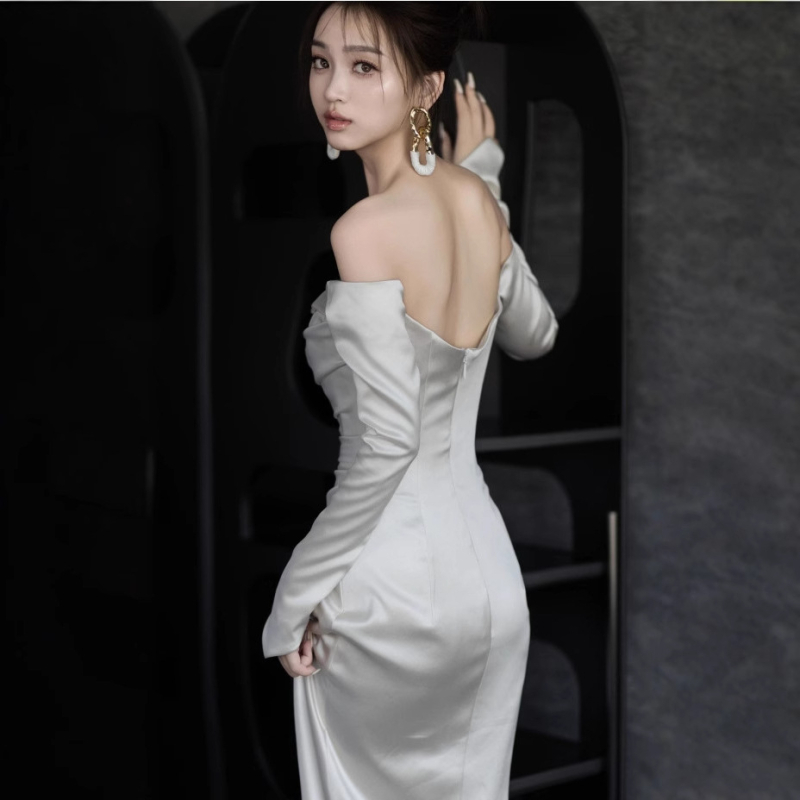 Rochie de mireasă cu un umăr, satin, siluetă sirenă cu talie accentuată, lungă, cu mâneci lungi