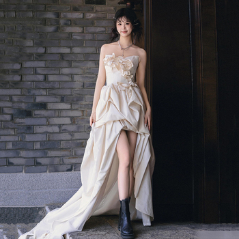 Vjenčana haljina u francuskom stilu, lagana, bez naramenica, visokim strukom, duga suknja, uski kroj, mali šlep