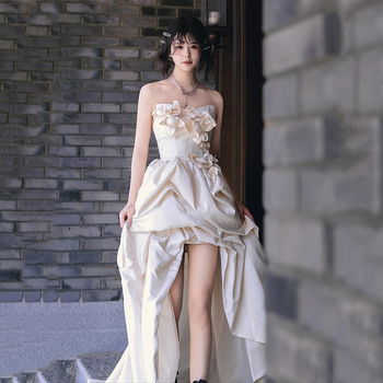 Vjenčana haljina u francuskom stilu, lagana, bez naramenica, visokim strukom, duga suknja, uski kroj, mali šlep