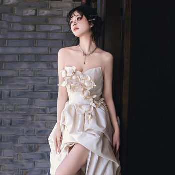 Vjenčana haljina u francuskom stilu, lagana, bez naramenica, visokim strukom, duga suknja, uski kroj, mali šlep