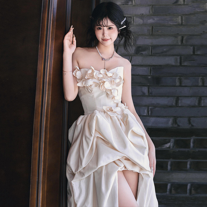 Vjenčana haljina u francuskom stilu, lagana, bez naramenica, visokim strukom, duga suknja, uski kroj, mali šlep