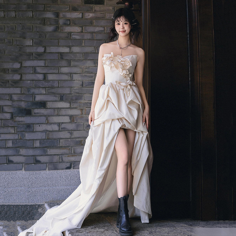 Vjenčana haljina u francuskom stilu, lagana, bez naramenica, visokim strukom, duga suknja, uski kroj, mali šlep