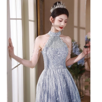 Estélyi ruha, hosszú szoknyával, ujj nélküli, magas derék, hercegnő ujjak, poliészter keverék 30–50%.