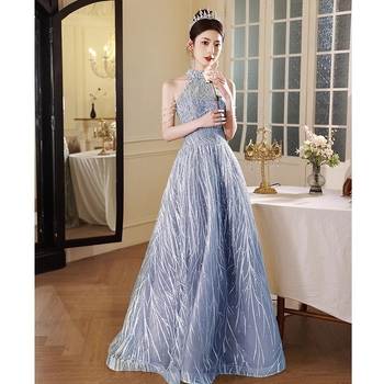 Estélyi ruha, hosszú szoknyával, ujj nélküli, magas derék, hercegnő ujjak, poliészter keverék 30–50%.