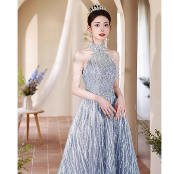 Estélyi ruha, hosszú szoknyával, ujj nélküli, magas derék, hercegnő ujjak, poliészter keverék 30–50%.