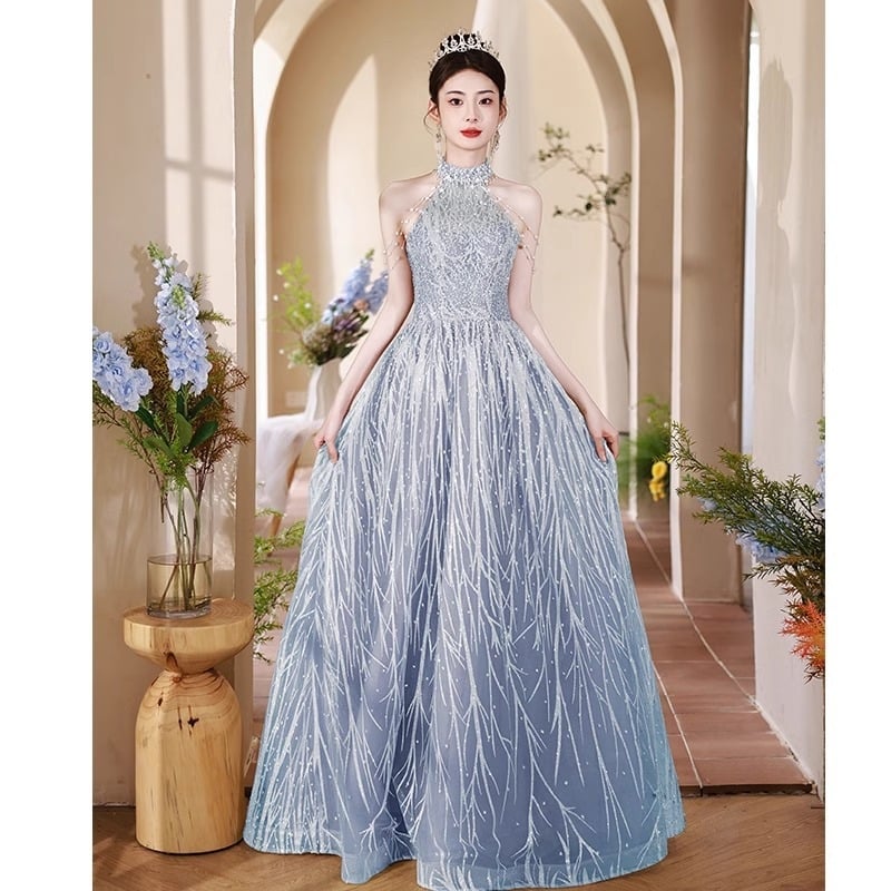 Estélyi ruha, hosszú szoknyával, ujj nélküli, magas derék, hercegnő ujjak, poliészter keverék 30–50%.