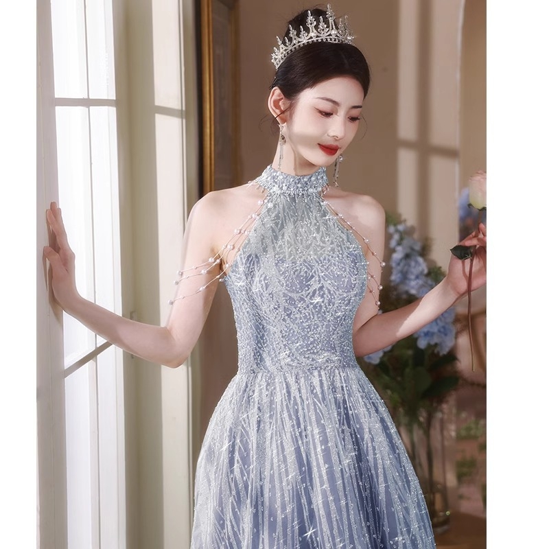 Estélyi ruha, hosszú szoknyával, ujj nélküli, magas derék, hercegnő ujjak, poliészter keverék 30–50%.