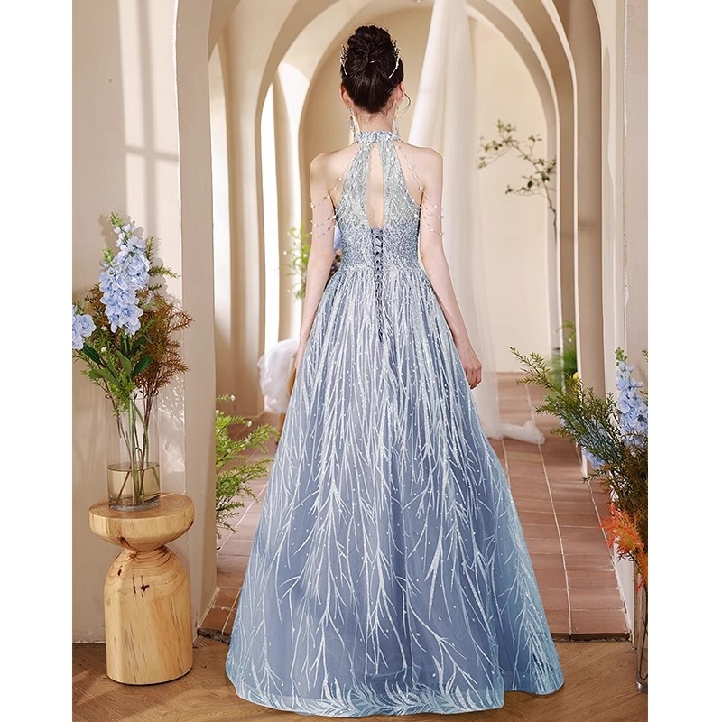 Estélyi ruha, hosszú szoknyával, ujj nélküli, magas derék, hercegnő ujjak, poliészter keverék 30–50%.