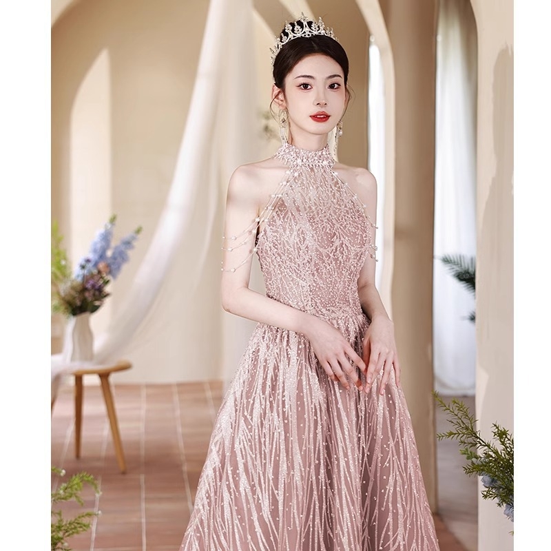 Estélyi ruha, hosszú szoknyával, ujj nélküli, magas derék, hercegnő ujjak, poliészter keverék 30–50%.