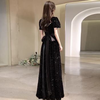 Večernja haljina sa šljokicama, puff rukavima, visokim strukom, dugačka suknja; poliester materijal (70–80% glavnog sastava), rukavi 3/4, srednji struk