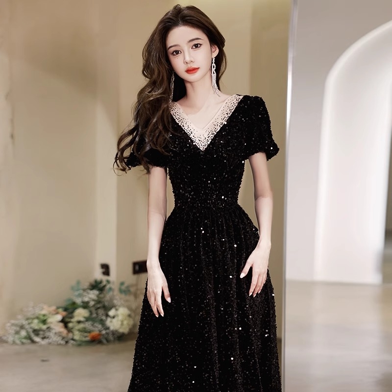 Večernja haljina sa šljokicama, puff rukavima, visokim strukom, dugačka suknja; poliester materijal (70–80% glavnog sastava), rukavi 3/4, srednji struk