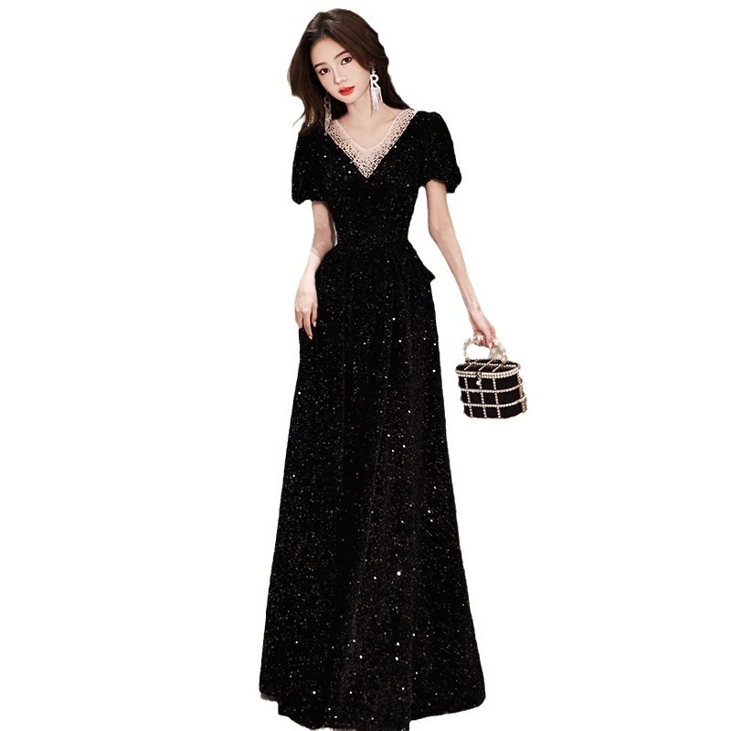 Večernja haljina sa šljokicama, puff rukavima, visokim strukom, dugačka suknja; poliester materijal (70–80% glavnog sastava), rukavi 3/4, srednji struk