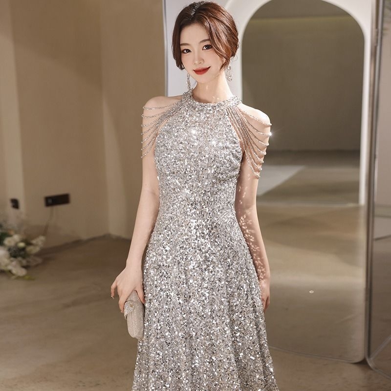 Rochie de seară cu gât halter, fără mâneci, talie înaltă, croială A, fustă satinată (Primăvara 2025)